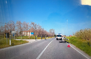 Incidente tra un’auto e una moto a Fano, grave centauro